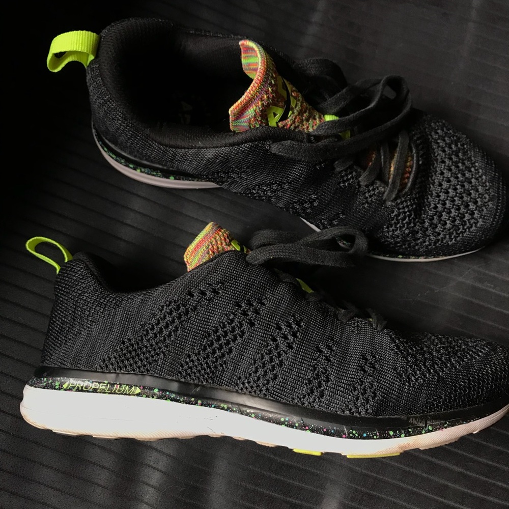 W’s APL knit running shoes